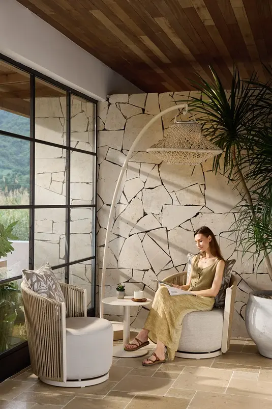 Hommy swivel chair.webp